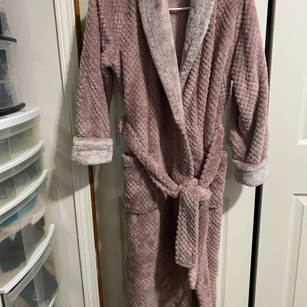 Luxurious Mauve Plush Robe - Picture 1 of 6